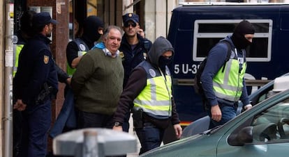 Varios polic&iacute;as trasladan a un detenido en la barriada de Las Delicias en M&aacute;laga en el mes de marzo.