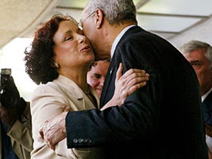 Ana Palacio se despide de Colin Powell tras concluir su encuentro.