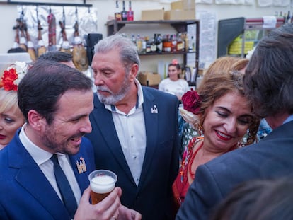 María Jesús Montero, ministra de Hacienda, con Alberto Garzón, ministro de Consumo, en la caseta de UGT de la Feria de Sevilla, el pasado 5 de mayo.