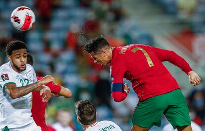 Cristiano Ronaldo marca un gol con la cabeza en el partido de clasificación para el Mundial 2022 contra Irlanda