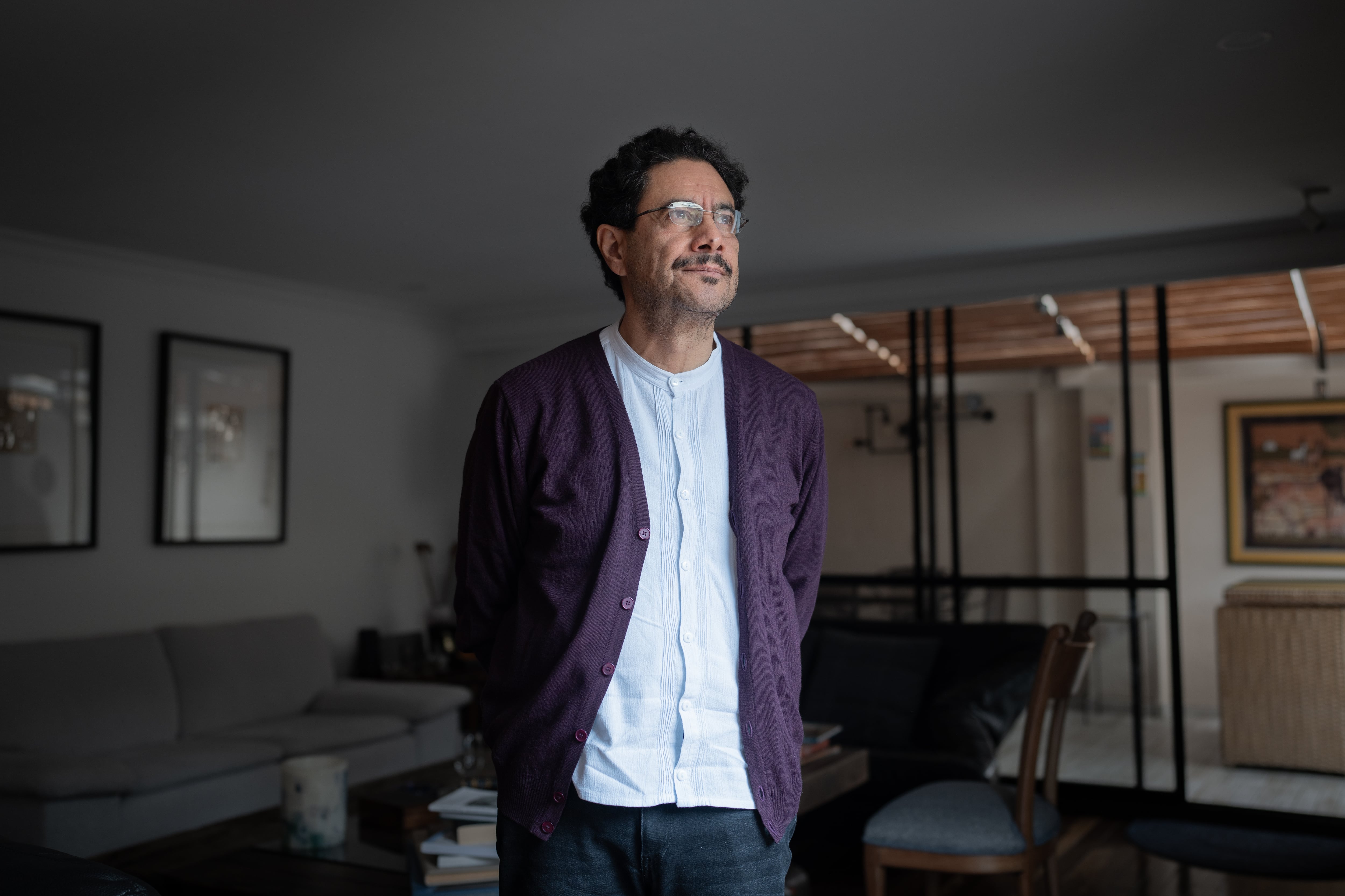 Iván Cepeda en su casa, en Bogotá.