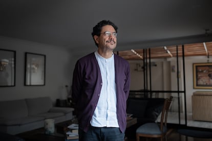 Iván Cepeda en su casa, en Bogotá.