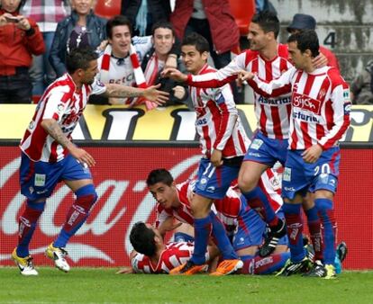 Los jugadores del Sporting celebran el gol de Nacho Novo.