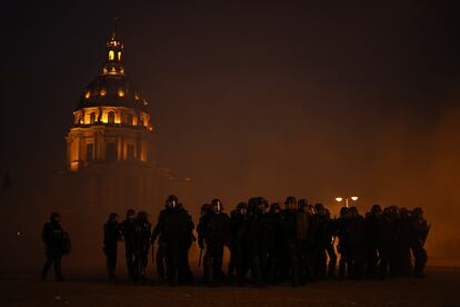 La policía antidisturbios francesa durante los enfrentamientos ante miles de manifestantes en París, durante el segundo día de huelgas y protestas. 
