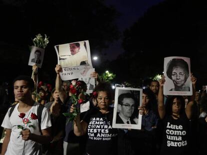 Milhares de manifestantes se reúnem na primeira marcha silenciosa em memória das vítimas da ditadura