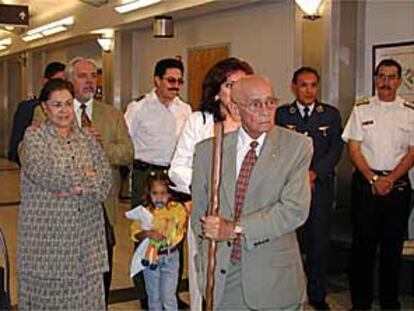El presidente de Bolivia, Hugo Banzer, y su familia, antes de iniciar el viaje de regreso desde EE UU a su país.