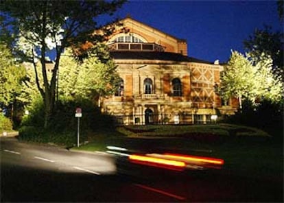 Una imagen del teatro de Bayreuth por la noche.