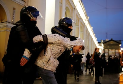 La policía detiene a un partidario de Navalni en una protesta en apoyo al opositor, el pasado miércoles en San Petersburgo.