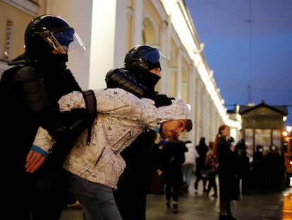 La policía detiene a un partidario de Navalni en una protesta en apoyo al opositor, el pasado miércoles en San Petersburgo.