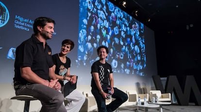 De derecha a izquierda, Gonzalo Martín-Villa, director global de Innovación, Helena Díez-Fuentes, conductora del evento y Miguel Arias, responsable de Wayra, durante la presentación.