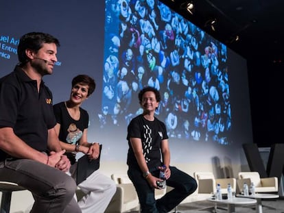 De derecha a izquierda, Gonzalo Martín-Villa, director global de Innovación, Helena Díez-Fuentes, conductora del evento y Miguel Arias, responsable de Wayra, durante la presentación.