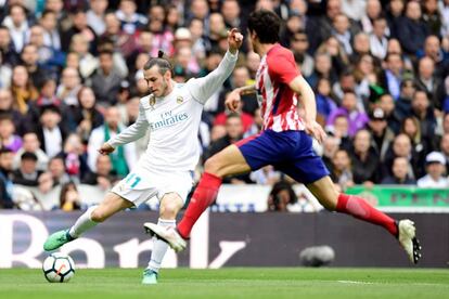 Bale controla la pelota ante Savic.