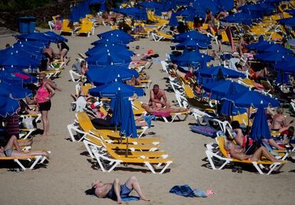 Turisas en la playa Blanca de Lanzarote.