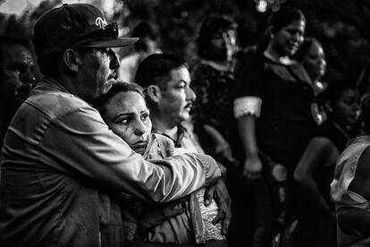 Familiares de Roberto Corrales Medina durante su funeral, después de estar tres años desaparecido. 