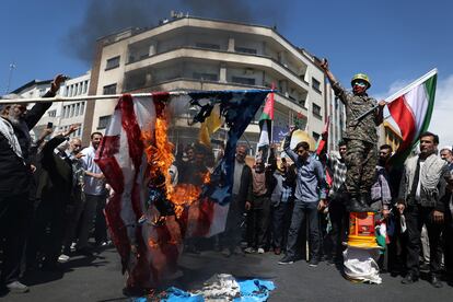 Iraníes queman una bandera de Estados Unidos, este viernes en Teherán.