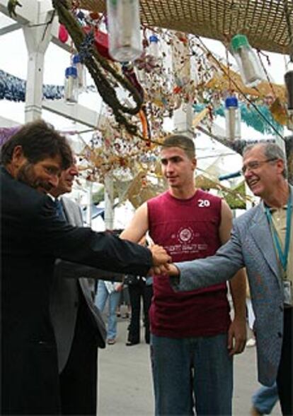 En el centro, uno de los fugados, junto a altos cargos de la Generalitat.