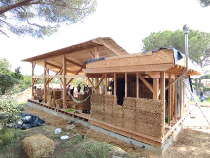 Casa de paja en construcción en Riells i Viabrea, en Girona, del arquitecto Mirco Zecchetto.