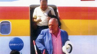 El comisario José Manuel Villarejo (abajo) desciende de un avión en Melilla, en 2015.