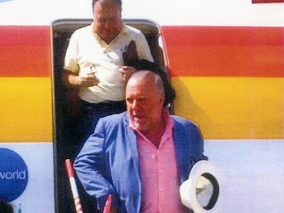 El comisario José Manuel Villarejo (abajo), a su llegada a Melilla, en 2015.