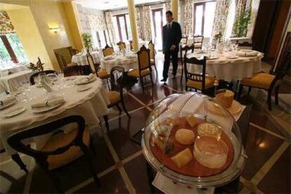 Restaurante del hotel Palacio de Miraflores, en Miraflores de la Sierra. Abajo, ventresca de atún rojo con humus.