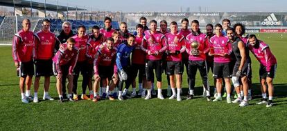 Los jugadores del Madrid posan con el Balón de Oro de Cristiano.