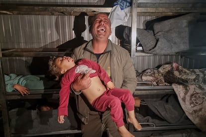 Eyad Abu Jazar sostiene el cuerpo de un niño que creía ser su sobrino, muerto en los ataques aéreos del ejército israelí, en la morgue del hospital en Jan Yunis, en el sur de la Franja de Gaza.