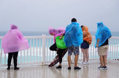 En Cancún, este domingo, turistas salen a pesar de la tormenta.