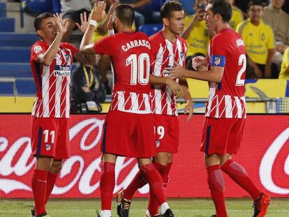 Correa saluda a Carrasco; detrás, Lucas y Godín.