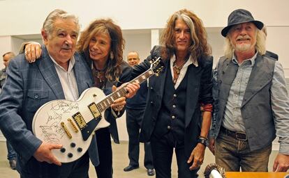 José Mujica, presidente de Uruguay, en la imagen sosteniendo una guitarra, recibió en octubre la visita de la banda de rock Aerosmith en la residencia presidencial. La popularidad internacional de Mujica, debida a su rechazo del boato del poder, a su carisma y a su progresista proyecto político, no ha dejado de crecer. Su fama de 'rockstar' humilde de la política se ha apuntalado con una medida inédita en América Latina: la aprobación, en diciembre, de una ley que regula el comercio de marihuana.