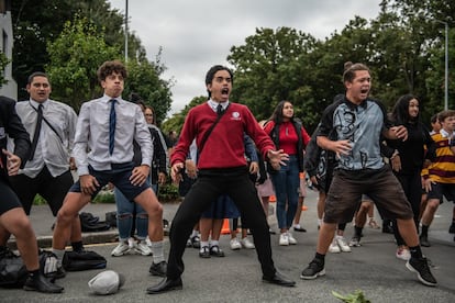 Varios jóvenes participan en una Haka cerca de la mezquita de Al Noor, en Christchurch, Nueva Zelanda. 50 personas murieron y decenas siguen heridas en el hospital después de que un hombre armado disparara contra dos mezquitas de Christchurch el viernes 15 de marzo. El atacante acusado, el australiano de 28 años, Brenton Tarrant, ha sido acusado de asesinato y recluido bajo custodia hasta el 5 de abril. El ataque es el peor tiroteo masivo en la historia de Nueva Zelanda.