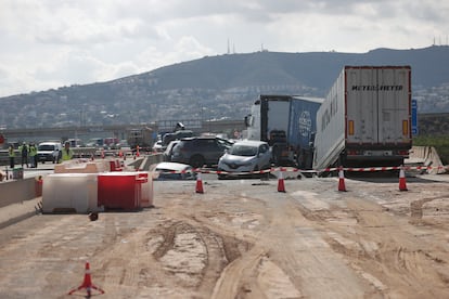 Vehículos hundidos en un socavó en el 'bypass' de Valencia en sentido Alicante, este viernes.