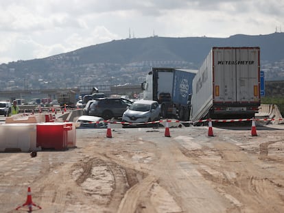 Vehículos hundidos en un socavó en el 'bypass' de Valencia en sentido Alicante, este viernes.