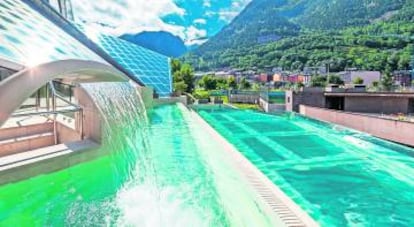 Laguna panorámica situada en la zona termolúdica de Caldea construida por Fluidra
 