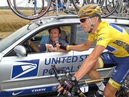 Lance Armstrong habla con su director, Johan Bruyneel, durante el último Tour.