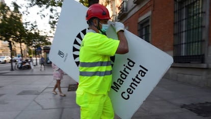 Un operario retira una de las señales de Madrid Central.