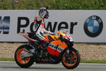 Pedrosa celebra su segundo puesto.