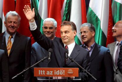 El presidente del Fidesz, Viktor Orban, saluda a sus simpatizantes en Budapest, tras ganar por mayora absoluta las elecciones en Hungra.