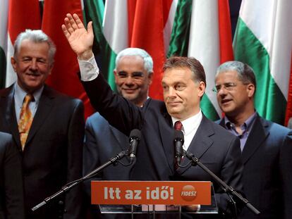 El presidente del Fidesz, Viktor Orban, saluda a sus simpatizantes en Budapest, tras ganar por mayoría absoluta las elecciones en Hungría.