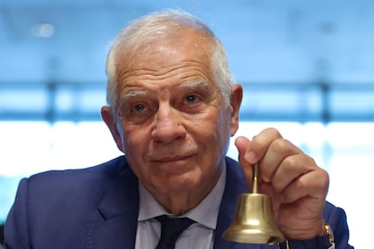 El Alto Representante para la Política Exterior de la UE, Josep Borrell, hace sonar la campana al inicio del Consejo de Asuntos Exteriores de la UE en Luxemburgo, este lunes.