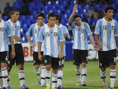 Los jugadores de la sub-20 se retiran del campo en el partido contra Colombia del Sudamericano.