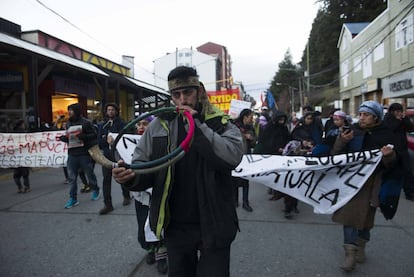 Una protesta mapuche en el centro de la ciudad de Bariloche.
