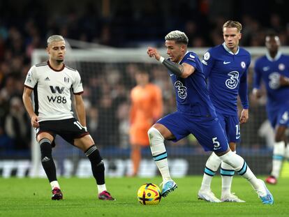 Enzo Fernandez con el balón durante un partido entre el Chelsea y el Fullham en Stamford Bridge, el 3 de febrero.