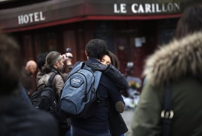 Durante todo el día los parisinos han pasado a rendir homenaje a las víctimas por las zonas donde se perpetraron los ataques.