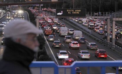 Tráfico intenso y retenciones en la M-30 en 1 de diciembre, cuando se limitó la velocidad a 70 kilómetros en el anillo circulatorio de la capital.