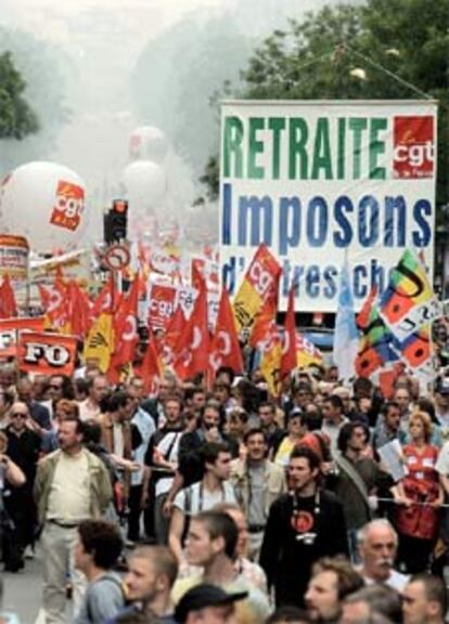 Decenas de miles de manifestantes han salido a la calle en París para protestar contra la reforma de las pensiones.