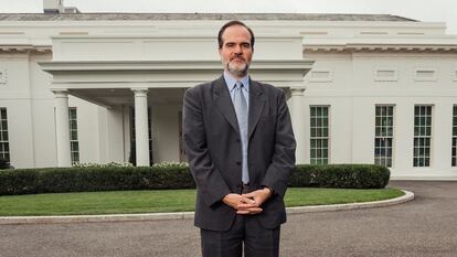 Mauricio Claver-Carone en los jardines de la Casa Blanca, durante la entrevista con EL PAÍS