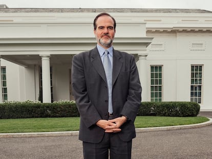 Mauricio Claver-Carone en los jardines de la Casa Blanca, durante la entrevista con EL PAÍS