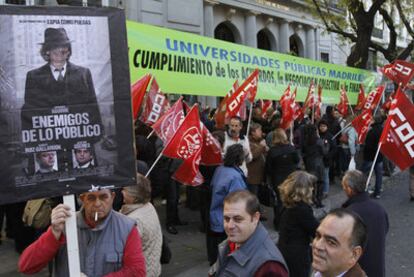 Protesta de trabajadores de las universidades públicas ante la Consejería de Educación.