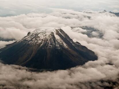Vista aérea del volcán nevado de Tolima (centro) en abril de 2013.