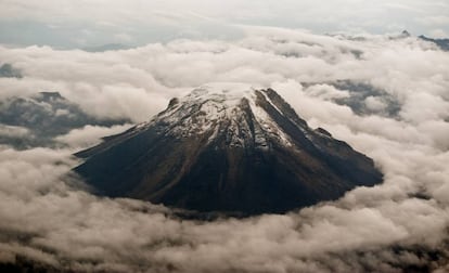 Vista aérea del volcán nevado de Tolima (centro) en abril de 2013.